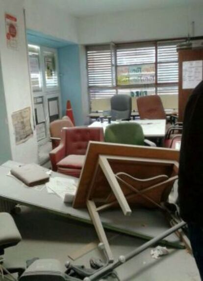 Fotografía facilitada por el Foro Universitario Francisco de Vitoria de los destrozos causados en su local de la Facultad de Derecho