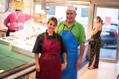 La pescadería de David y Clara es parada obligada para los vecinos de la colonia de la Fuente del Berro.