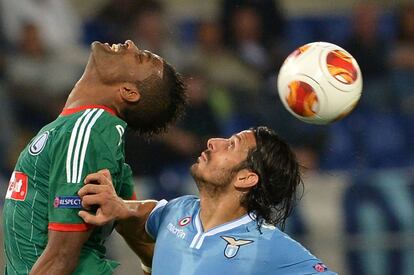 Floccari (d), del Lazio, pelea el balón con Junior, del Legia de Varsovia.