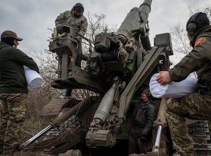 Soldados ucranios cargan un cañón autopropulsado en el frente de Jersón, este miércoles.