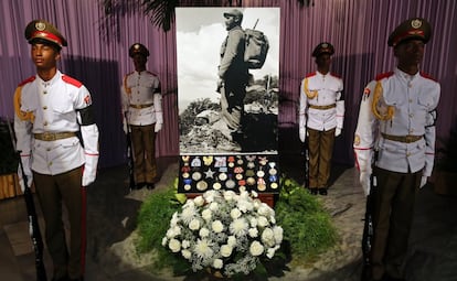 Foto de Fidel quando guerrilheiro e medalhas decoram local de homenagens.