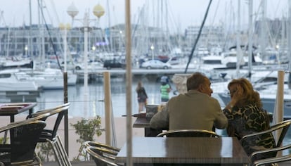 Una cafetería en la zona de ocio del puerto de Alicante.