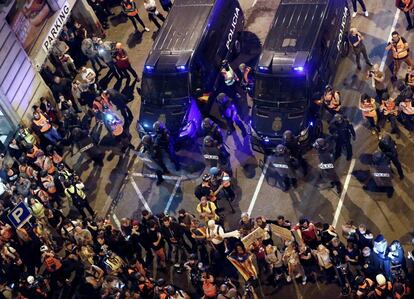 Urquinaona square was the epicenter of the protests on Saturday. Protesters threw objects at police officers, while others tried to stop them from building barricades. "This is not the way," they said.