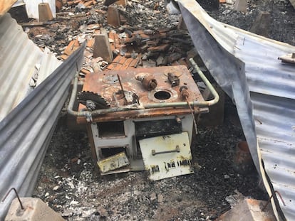 La estufa de leña de la cocina de Ana y Ricardo luego del incendio.