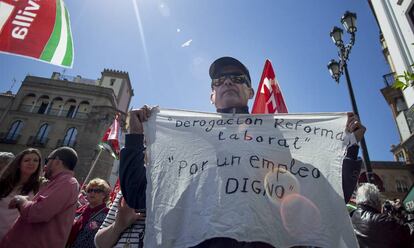 Varias personas en la manifestación celebrada en Sevilla por el día del trabajador.