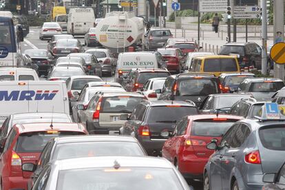 Un atasco atrapa a numerosos vehículos en el acceso matinal a Bilbao por la avenida Sabino Arana