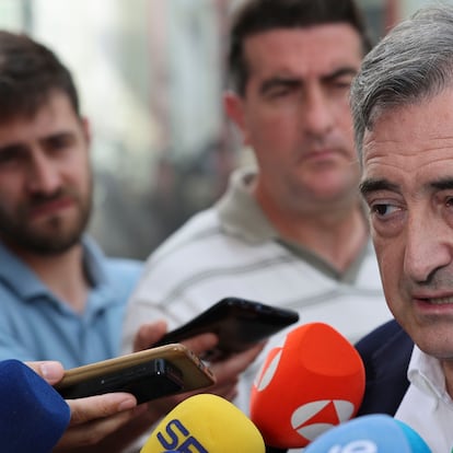 El presidente del PNV, Aitor Esteban, realiza declaraciones ante los medios el pasado junio.