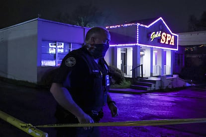 Un policía trabaja en la escena del crimen del Gold Spa en Atlanta, la noche de ayer.