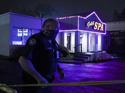 Un policía trabaja en la escena del crimen del Gold Spa en Atlanta, la noche de ayer.