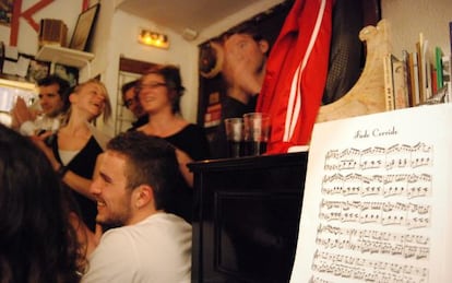 Cantando fado en el Tejo Bar, en el barrio de Alfama (Lisboa). 