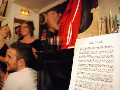 Cantando fado en el Tejo Bar, en el barrio de Alfama (Lisboa). 