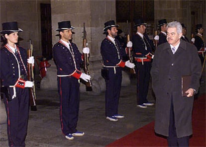 Maragall pasa revista a la guardia de los Mossos d'Esquadra el pasado febrero.