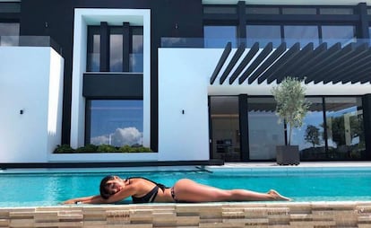 Georgina Rodríguez en una casa de la urbanización La Zagaleta durante sus vacaciones con Cristiano Ronaldo.