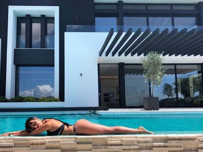 Georgina Rodríguez en una casa de la urbanización La Zagaleta durante sus vacaciones con Cristiano Ronaldo.