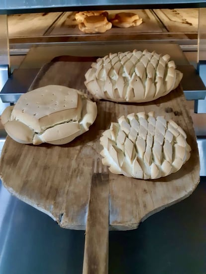 Hogazas a la salida del horno en Arapiles (Salamanca).