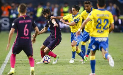 Andre Gomes, presionado por Roque Mesa.