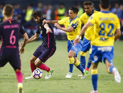 Andre Gomes, presionado por Roque Mesa.