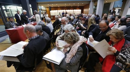 Los asistentes al acto del Arxiu Nacional revisan, por primera vez, los documentos de sus familiares que fueron incautados en 1939.