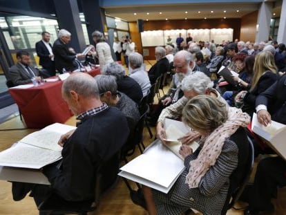 Els assistents a l'acte de l'Arxiu Nacional revisen, per primera vegada, els documents dels seus familiars que van ser confiscats el 1939.