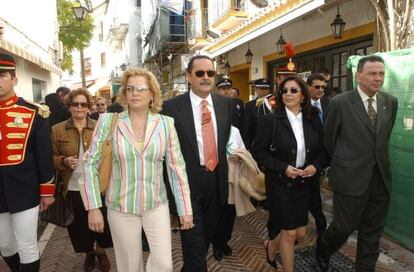 El alcalde Marbella, Julián Muñoz ( 3i) , acompañado por su esposa Mayte Zaldívar ( 2i) , y por la cantante Isabel Pantoja, en una calle de la ciudad en 2003