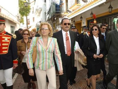 El alcalde Marbella, Juli&aacute;n Mu&ntilde;oz ( 3i) , acompa&ntilde;ado por su esposa Mayte Zald&iacute;var ( 2i) , y por la cantante Isabel Pantoja, en una calle de la ciudad en 2003