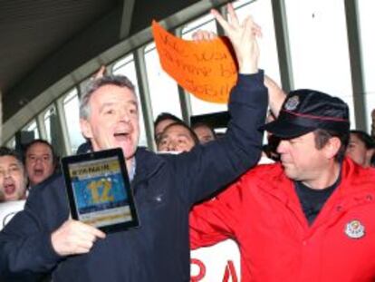 El presidente de Ryanair, Michael O'Leary, es increpado por trabajadores de Spanair en el aeropuerto de Loiu.