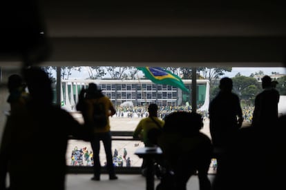 Los extremistas, en su mayoría con camisetas amarillas y verdes y banderas de Brasil, se niegan a aceptar la victoria de Lula en las elecciones de octubre.