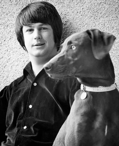 Brian Wilson posa con su perro en Los Ángeles en 1965.