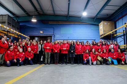 El ministro de Asuntos Exteriores, José Manuel Albares, el día 9 durante los preparativos para el envío de un hospital de emergencias a Turquía desde la base aérea de Torrejón de Ardoz (Madrid).