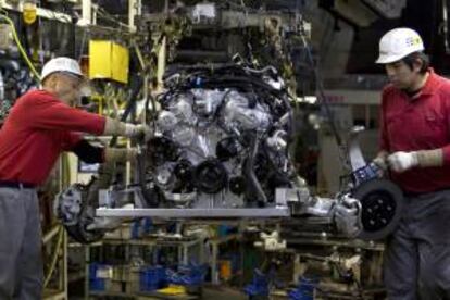 Empleados de la compañía Nissan trabajando en una ensambladora de Tochigi (Japón). EFE/Archivo