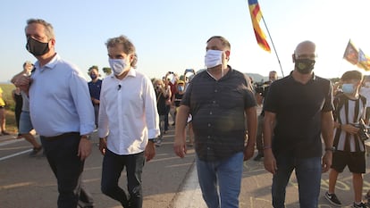 De izquierda a derecha, Joaquim Forn, Jordi Cuixart, Oriol Junqueras y Raul Romeva a la entrada de la prisión de Lledoners. CRISTÓBAL CASTRO