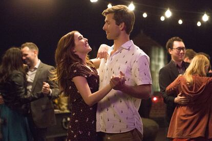 Zoey Deutch y Glen Powell en 'Cómo deshacerte de tu jefe'.