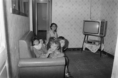 Una madre y sus hijos posan en enero de 1986 en uno de los pisos en los que acabaron reubicados los vecinos de la Perona, en concreto en la calle Agricultura, junto al antiguo barrio de barracas.