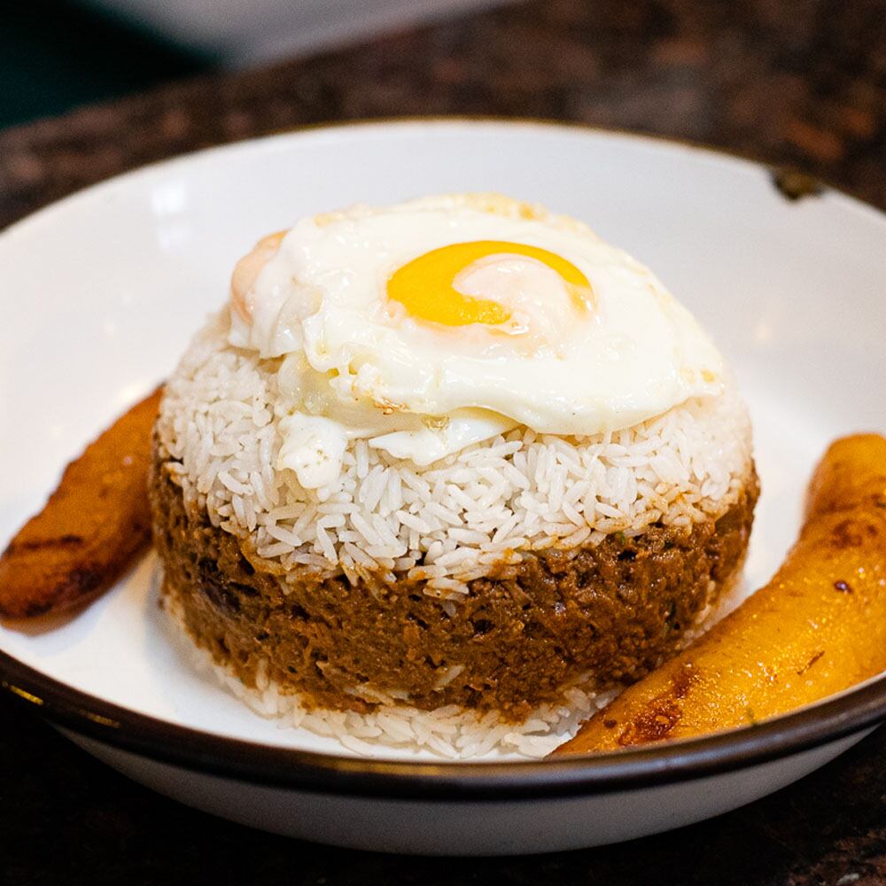 Arroz tapado con yema líquida y plátano frito. Imagen proporcionada por Isolina.