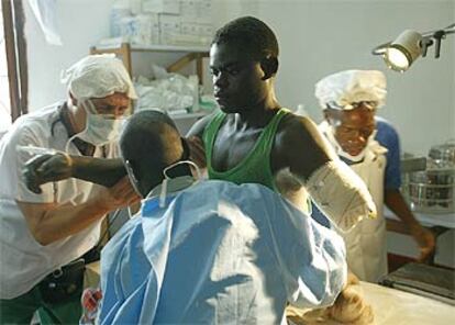 Un hombre que perdió un brazo recibe tratamiento en un hospital de Médicos sin Fronteras en Bunia.