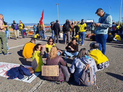 Profesores cortan la AP-2 en Montblanc en dirección a la N-240