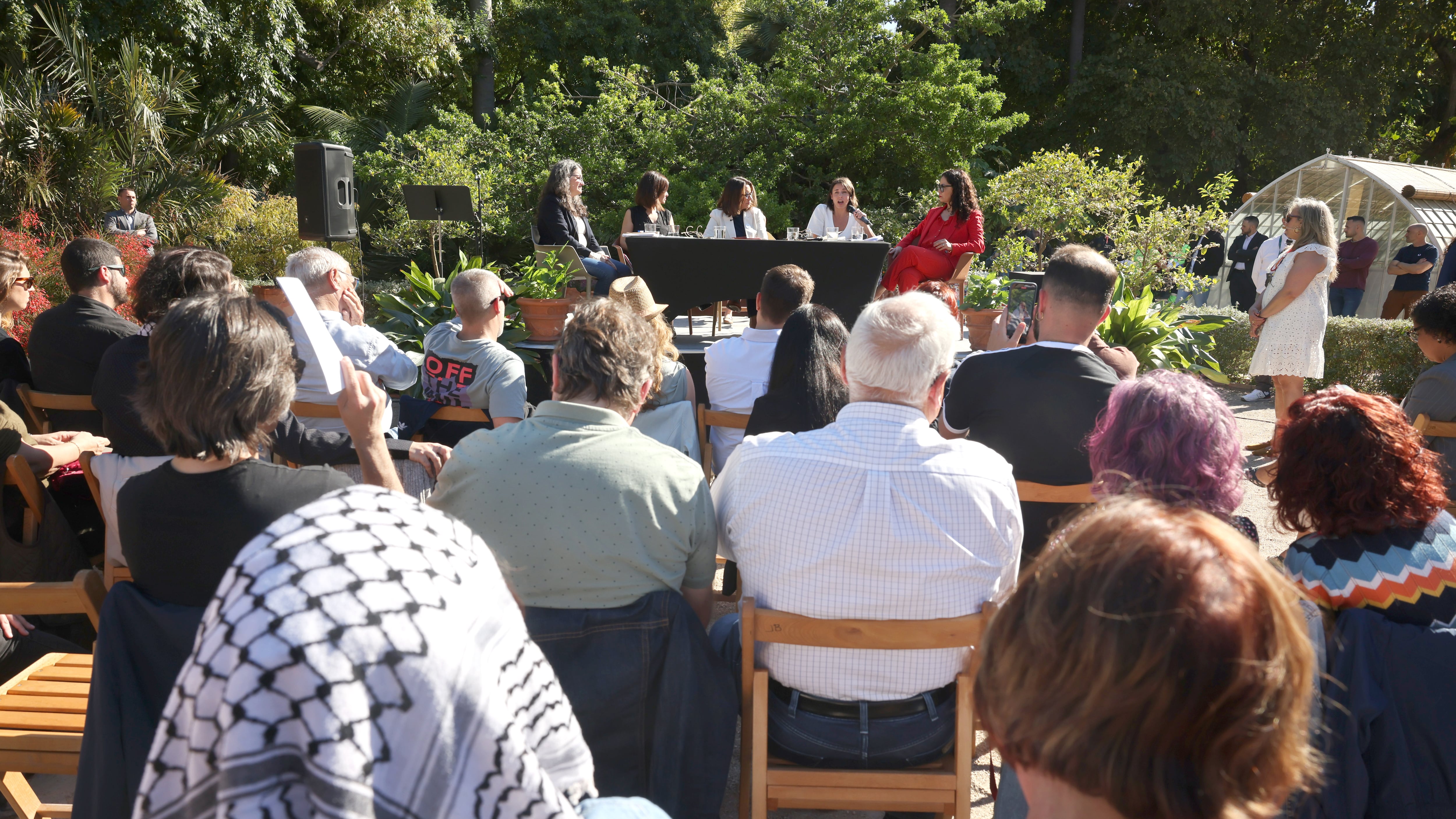 Un momento del encuentro 'No a la guerra, no a la violencia política por un mundo ecofeminista' en la Universidad de Valencia, este jueves.