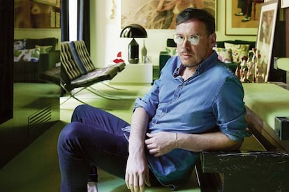 El ilustrador Jordi Labanda, fotografiado para ICON DESIGN en su casa de Barcelona.