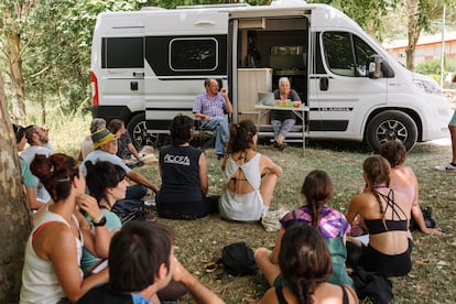 Un grupo de asistentes al taller de flores silvestres del festival Artim.