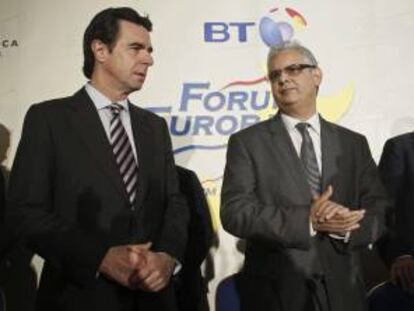 El ministro español de Industria, José Manuel Soria (i) y el ministro marroquí de Economía, Nizar Baraka, presidieron una conferencia del Fórum Europa celebrada esta mañana en Madrid.