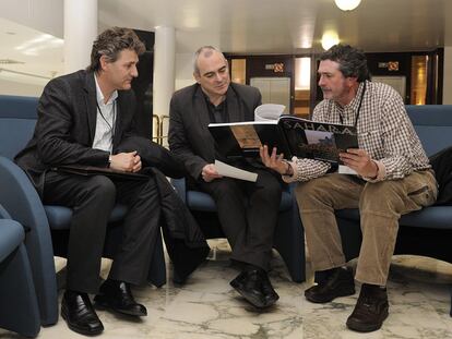 Andoni Sáenz de Buruaga muestra el libro sobre el Sáhara al viceconsejero de Cultura, Antonio Rivera (en el centro), en presencia del director de Patrimonio, José Luis Iparraguirre.