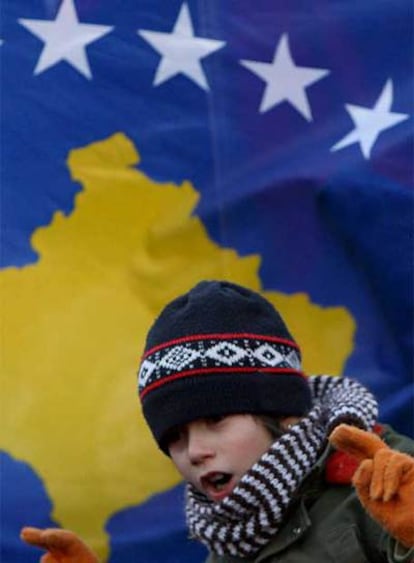 Un niño, con la nueva bandera kosovar de fondo, celebra la secesión.