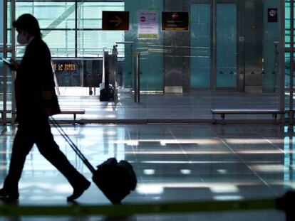 Un viajero a su llegada al aeropuerto de El Prat de Barcelona