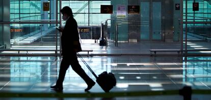 Un viajero a su llegada al aeropuerto de El Prat de Barcelona