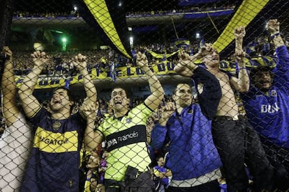 Los aficionados del Boca Juniors gritan tras la cancelación del partido.