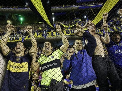 Torcedores do Boca Juniores gritam após a suspensão da partida na Bombonera.