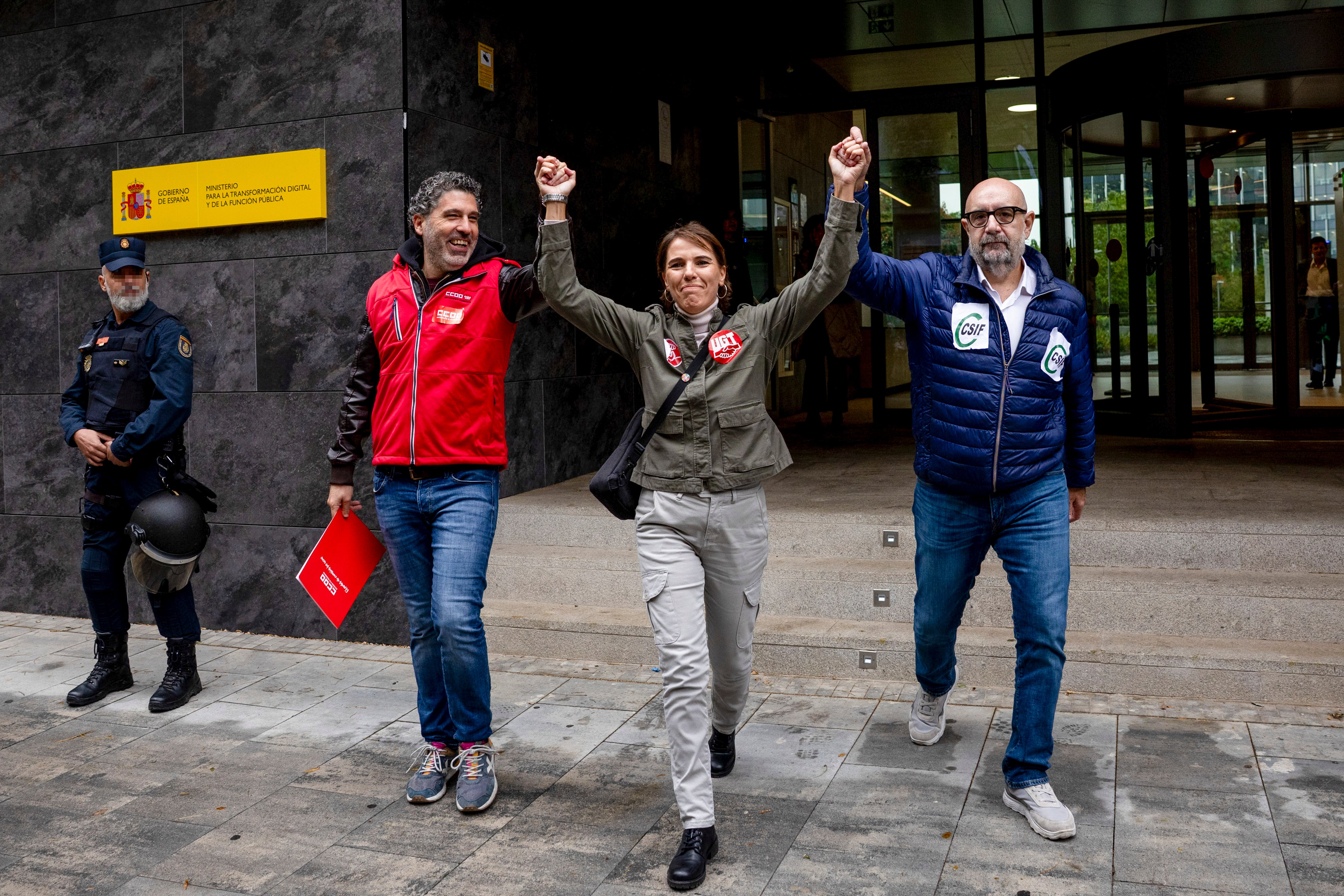 De izquierda a derecha Lucho Palazzo (CC OO), Isabel Araque (UGT) y Miguel Borra (CSIF) en la manifestación de empleados públicos este jueves en Madrid