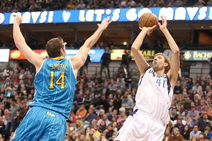 Dirk Nowitzki lanza a canasta ante la oposición de Jason Smith