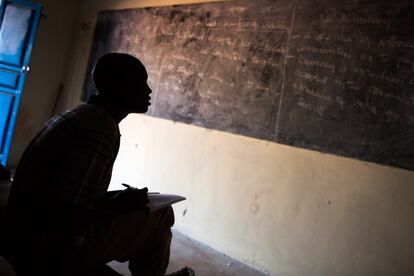 Un refugiado sudanés asiste a una clase en una de las tres escuelas que hay habilitadas en el campamento de refugiados de Ajuong Thok. En paralelo, la comunidad internacional lucha por intentar aumentar el bajo índice de escolarización de los niños sursudaneses con un plan que pretende llevar medio millón de jóvenes a las aulas. Esta iniciativa necesita una inversión de más de 75 millones de dólares.