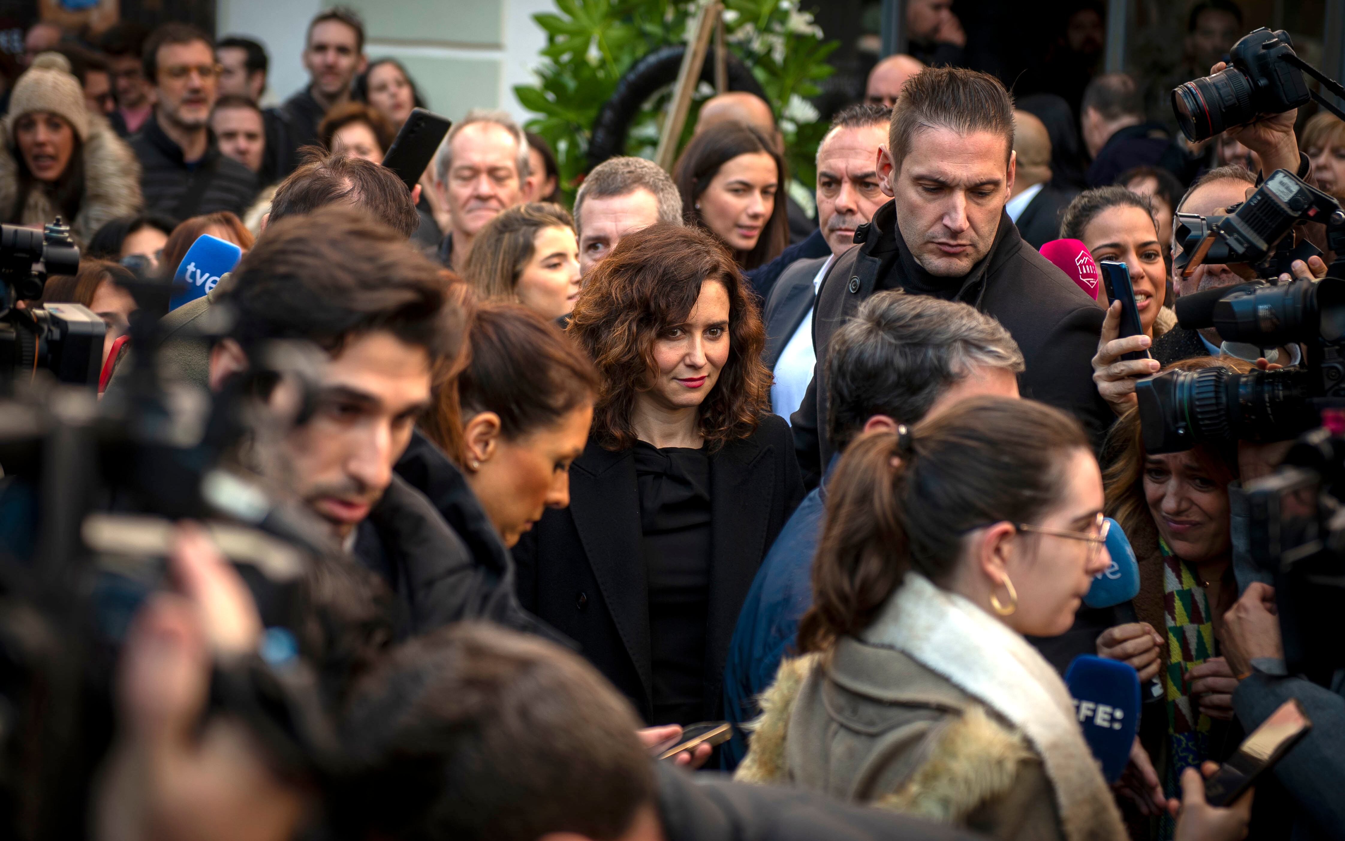 Isabel Díaz Ayuso, presidenta de la Comunidad de Madrid, acude al velatorio de la actriz Concha Velasco. 